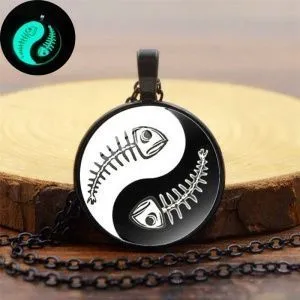 Кулон с цепочкой Инь Янь скелеты рыб. Светится в темноте. Цвет черный.