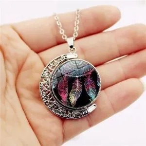 Кулон на цепочке Месяц. Вращающийся круг с перышками. Цвет серебро.