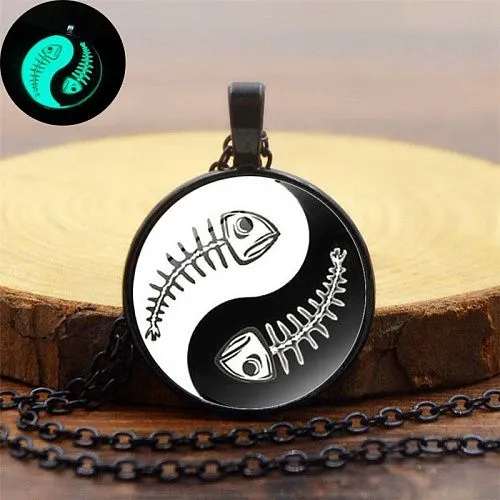 Кулон с цепочкой Инь Янь скелеты рыб. Светится в темноте. Цвет черный.