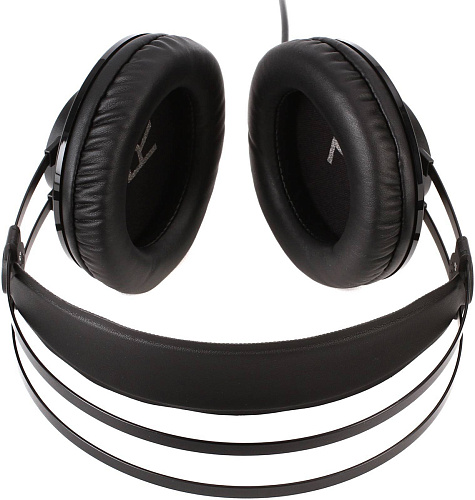 AKG K72 Наушники динамические мониторные закрытого типа.